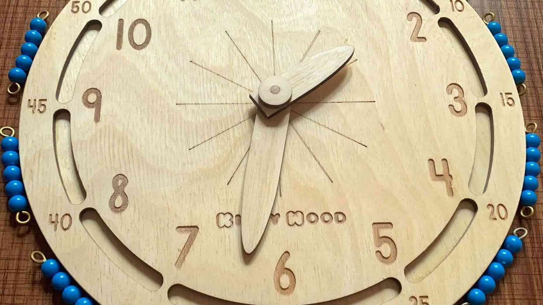Montessori Clock, Telling Time, Analog Clock - natural wood - non-toxic - handmade  -  Here's the translation of the text into Arabic:  ساعة مونتيسوري لتعلم الوقت، ساعة تناظرية، خشب طبيعي، غير سامة، مصنوعة يدويًا